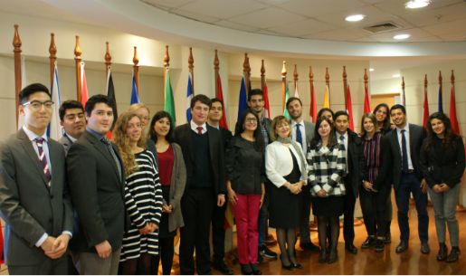 Embajadora de la UE en Chile se reúne con estudiantes de la Facultad de Derecho