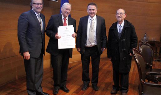 El Decano Davor Harasic, el Prorrector Rafael Epstein y el director del Departamento de Ciencias del Derecho, Fernando Quintana, destacaron el legado académico de Antonio Bascuñán.
