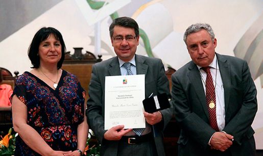 Alicia Salomone, directora de Postgrado de la U. de Chile, Marcelo Sasso, y el rector Ennio Vivaldi.
