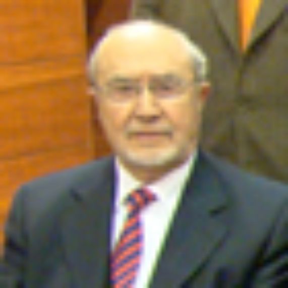 El profesor Rolando Pantoja cursó sus estudios de Derecho en la Facultad y se doctoró en la U. Complutense de Madrid. 