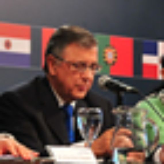 El profesor Héctor Humeres (al centro), durante su intervención en Buenos Aires. 
