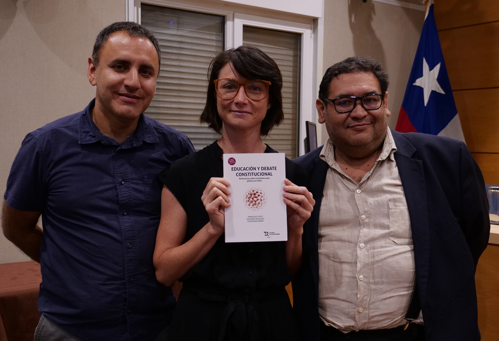 Los profesores Francisco Soto, Constanza Ihnen y Salvador Millaleo en la presentación del libro.