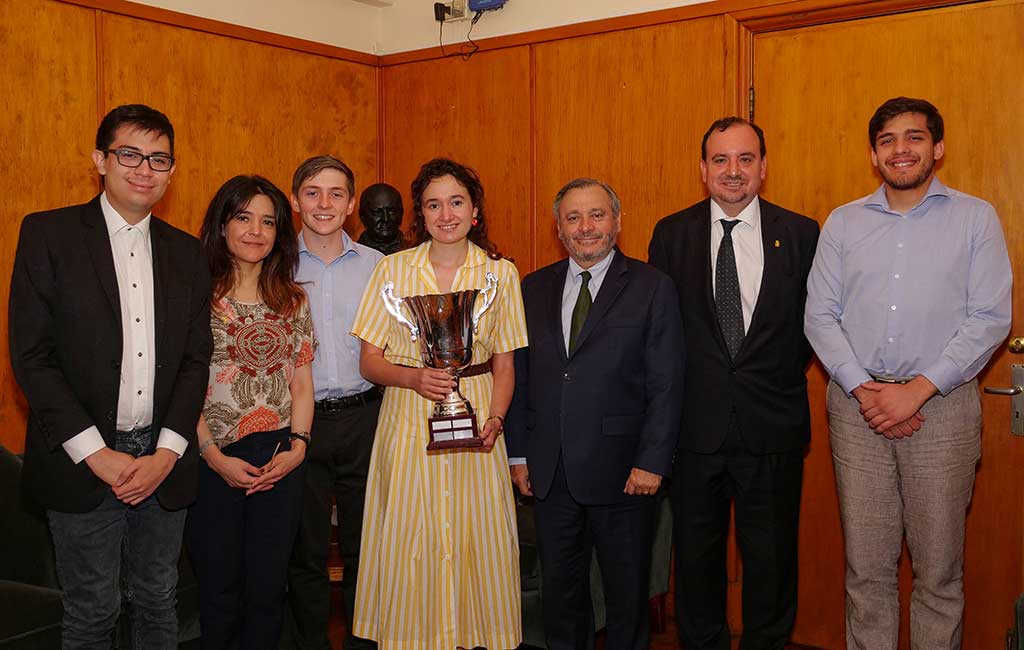 Tras conseguir la victoria, el equipo de nuestra Facultad fue recibido por el Decano Pablo Ruiz-Tagle y la Vicedecana Renée Rivero.