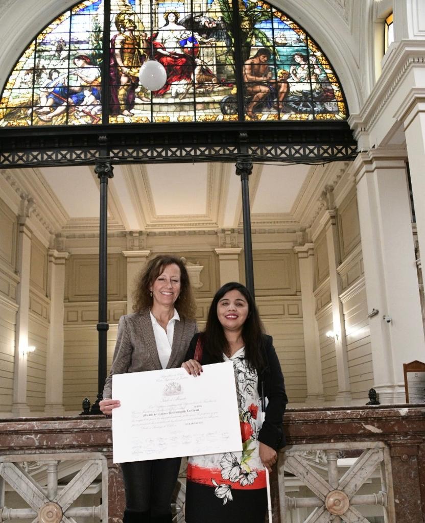 Profesora María Cristina Gajardo junto a Mariela Peranchiguay el día que se tituló de abogada en la Corte Suprema.