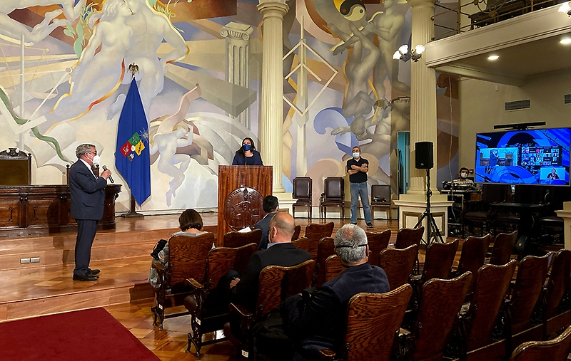 El Rector Ennio Vivaldi afirmó que el progreso del que serán protagonistas los nuevos doctores y doctoras debe sustentarse en la cooperación, en la inclusión y la equidad. El Rector Ennio Vivaldi afirmó que el progreso del que serán protagonistas los nuevos doctores y doctoras debe sustentarse en la cooperación, en la inclusión y la equidad.