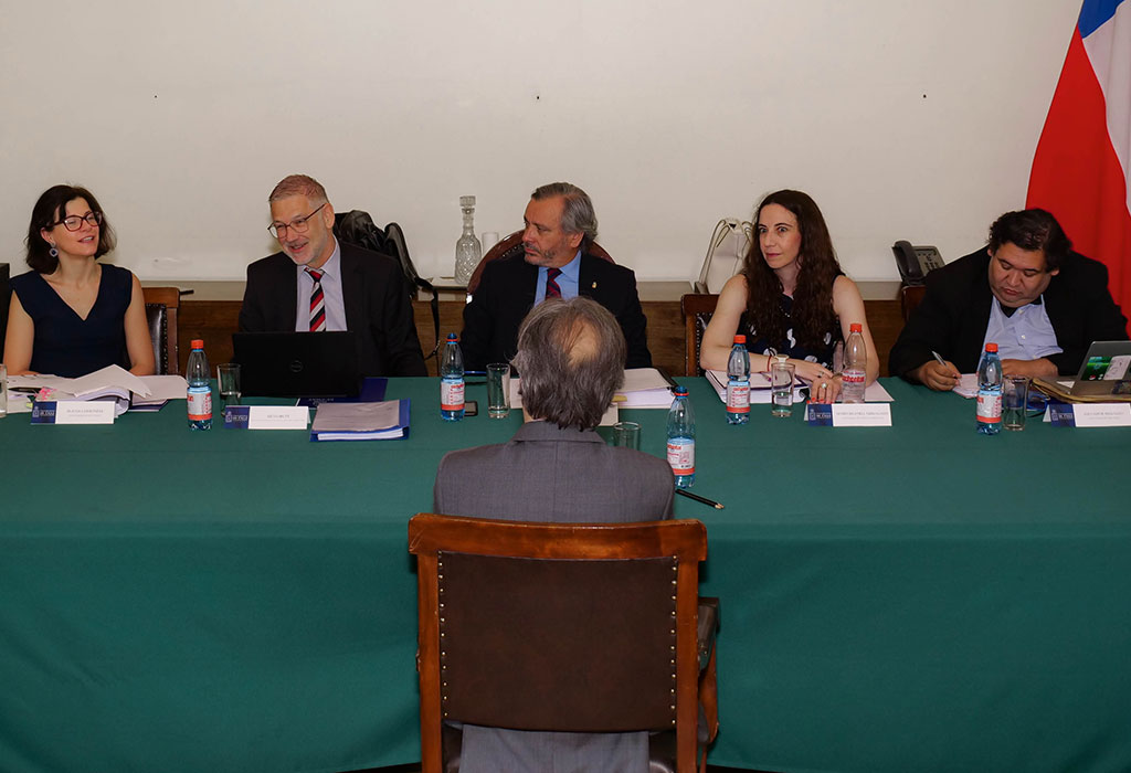 En la defensa doctoral, la comisión examinadora estuvo presidida por el Decano Dr. Pablo Ruiz-Tagle.
