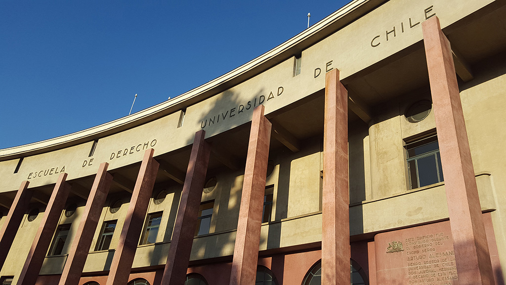 Derecho de la U. de Chile fue la segunda carrera que recibió mayor número de postulaciones. En primer lugar se ubicó Ingeniería y Ciencias (plan común), con 4.258 solicitudes. Derecho de la U. de Chile fue la segunda carrera que recibió mayor número de postulaciones. En primer lugar se ubicó Ingeniería y Ciencias (plan común), con 4.258 solicitudes.