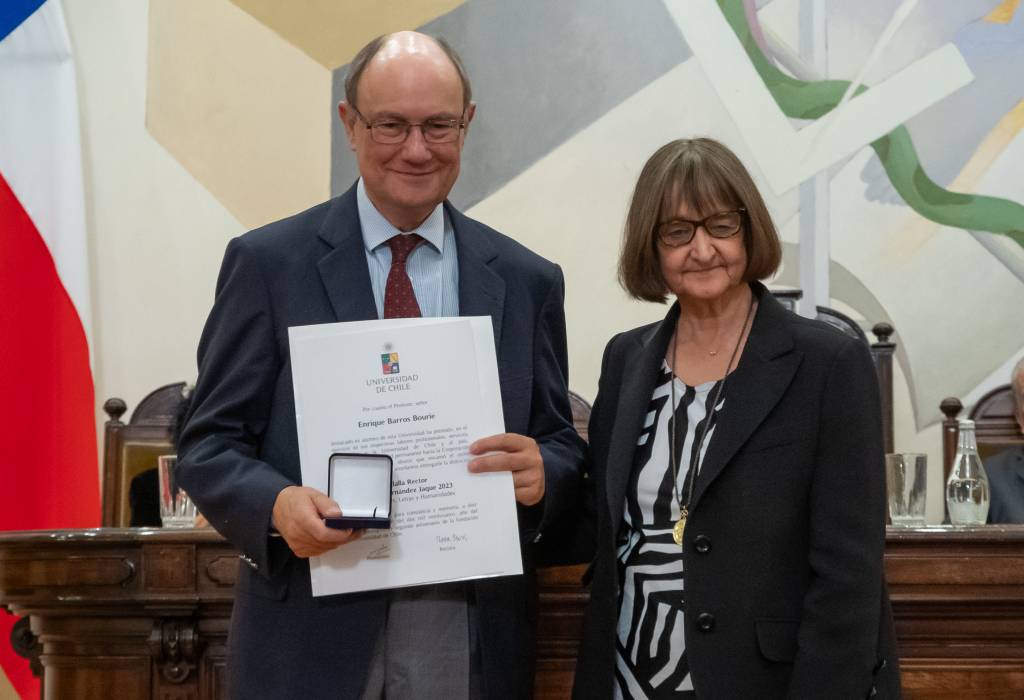 El profesor Enrique Barros recibie la Medalla Rector Juvenal Hernández de manos de la Rectora Rosa Devés.