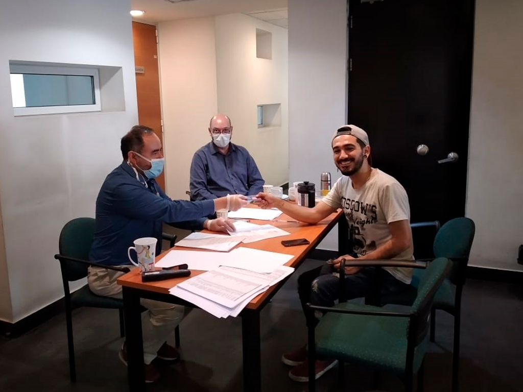 Parte del equipo directivo hizo entrega de dispositivos en el edificio de Santa María 0200 a los y las estudiantes de la Región Metropolitana. Parte del equipo directivo hizo entrega de dispositivos en el edificio de Santa María 0200 a los y las estudiantes de la Región Metropolitana.